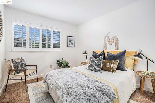 Building Photo - 1022 Village Dr