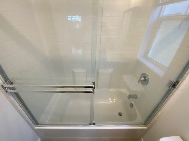 Building Photo - 1540 Park St