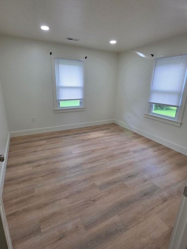 Building Photo - 3 bedrooms 2 bath