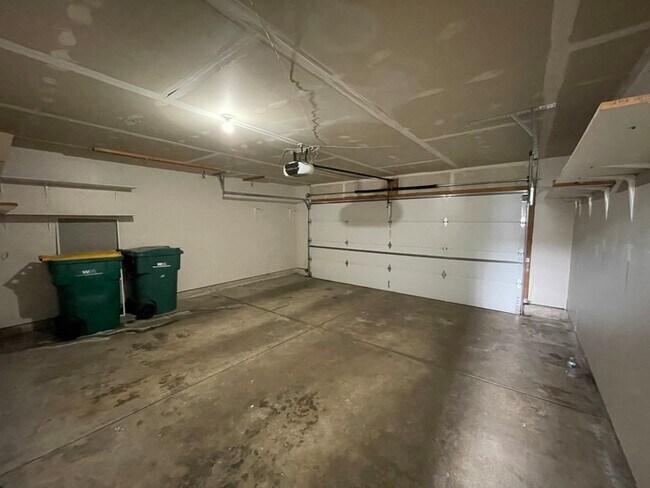 Building Photo - 1624 Fieldstone Dr N