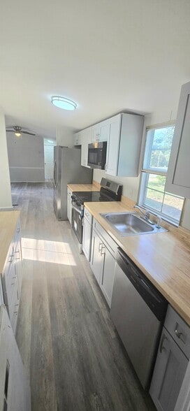 Building Photo - 968 Cy Cir