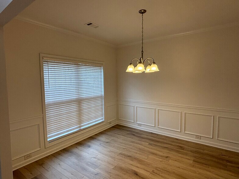 Building Photo - 27 Farm Brook Way