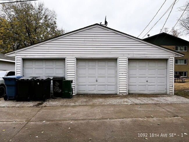 Building Photo - 3 Bed 2 Bath Duplex Ready Fall 2025 ~ Secu...