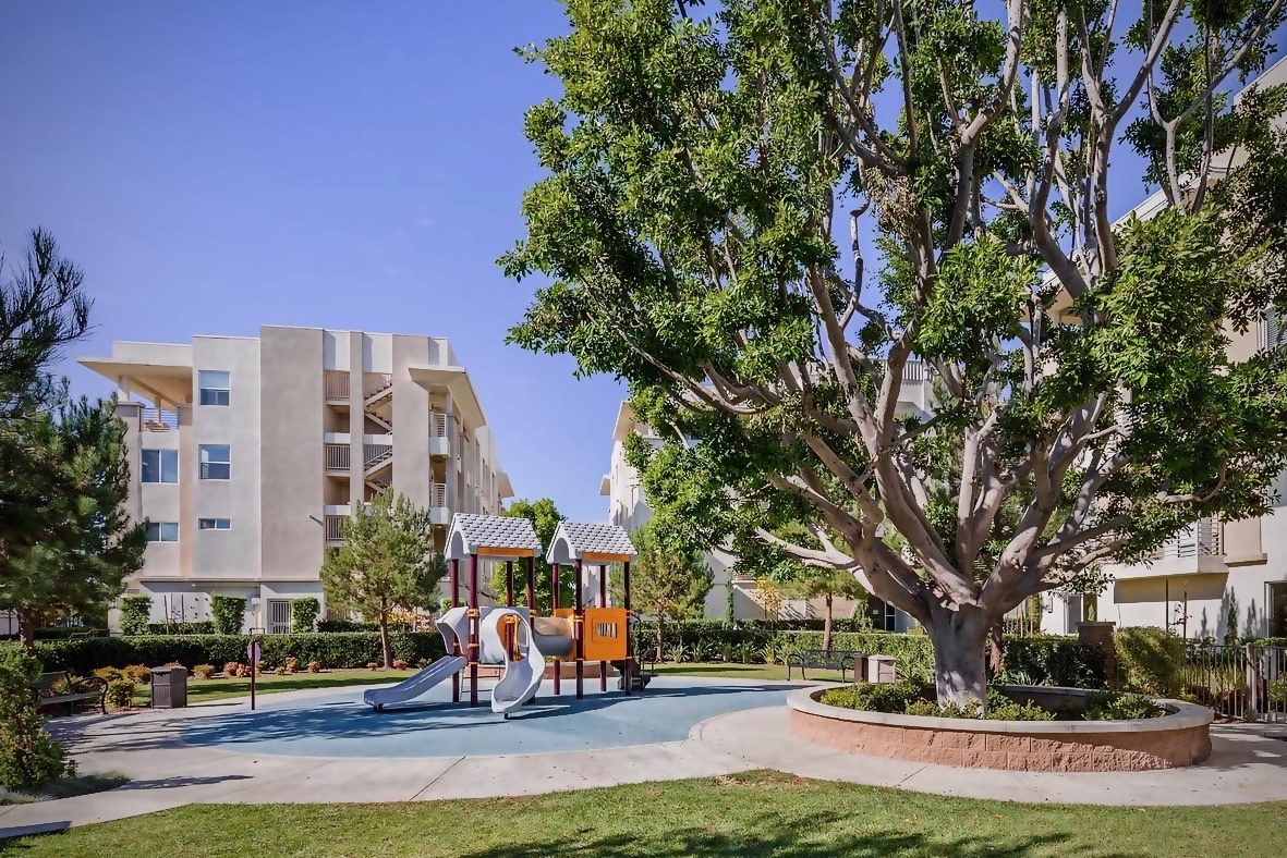 Building Photo - 5541 Palm Dr