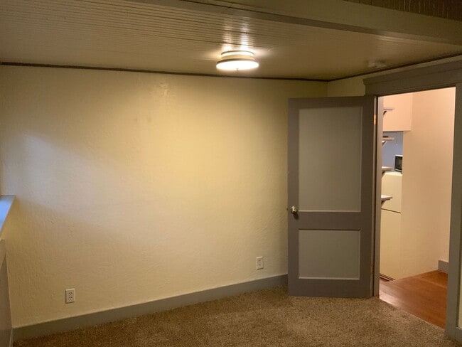 Building Photo - 2 Bedroom, 1.5 Bathroom on Jefferson St.