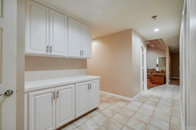 Building Photo - 7380 Live Oak Dr