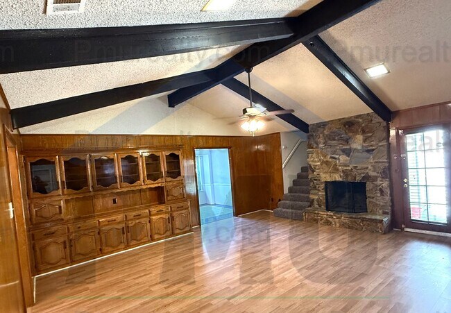 Building Photo - AVAILABLE NOW!!! Beautiful 3/2/2 house located in the desirable DeSoto area