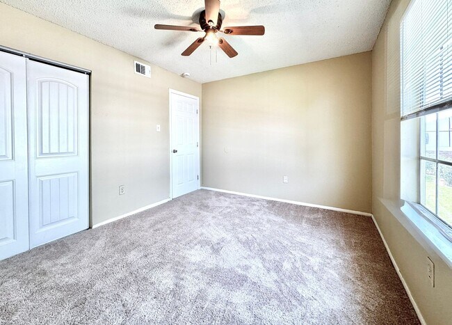 Building Photo - 2 Bedroom Upstairs Condo Located off Perki...