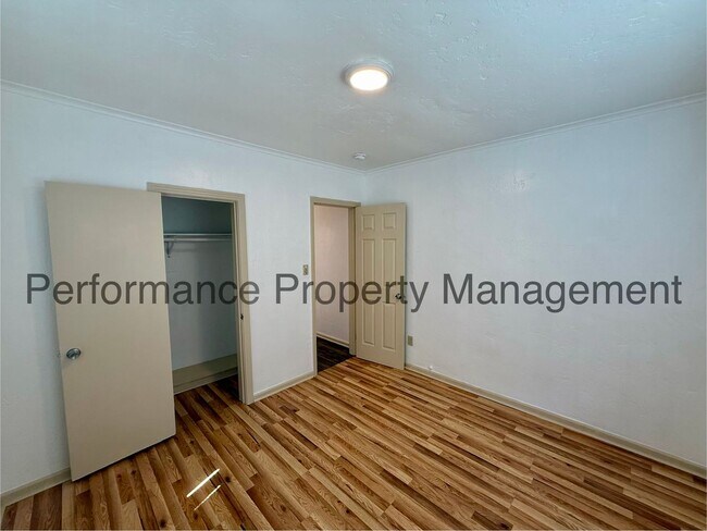Building Photo - 720 Woodrow Ave