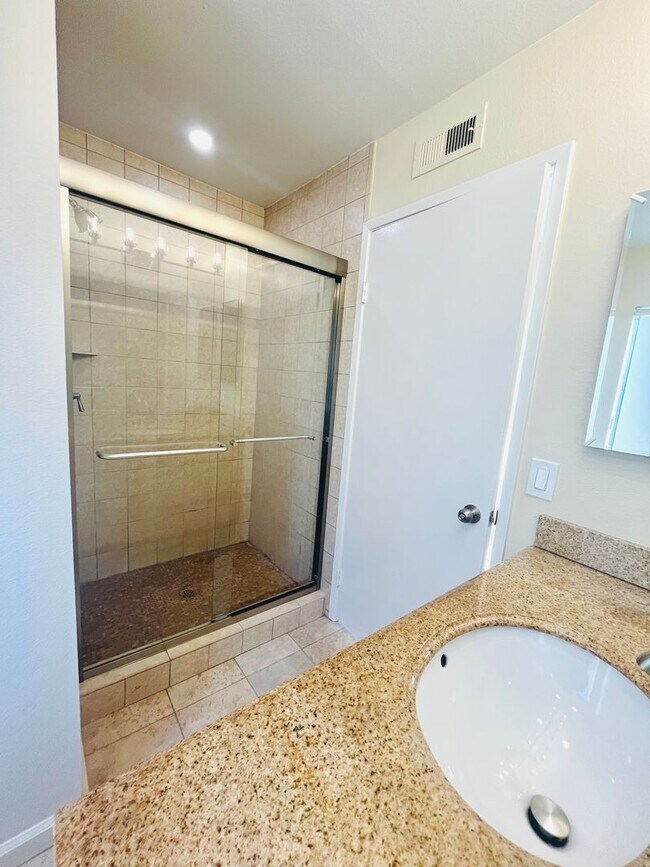 Building Photo - LA JOLLA VILLAGE LIVING! SPACIOUS 3BD/2.5BA TOWNHOME AVAILABLE JUNE for $4,795/mo!