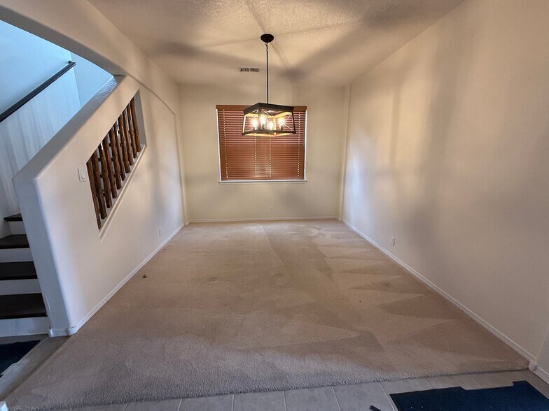 Building Photo - 6400 Freemont Hills Loop NE