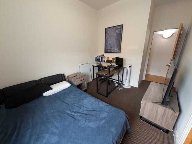 Building Photo - Rarely on the Market! Luxury 4-Bed/3-Bath Duplex in Lincoln Park