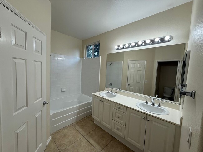 Building Photo - $675 Off First month's Rent - Cute Townhome near Camarillo High School