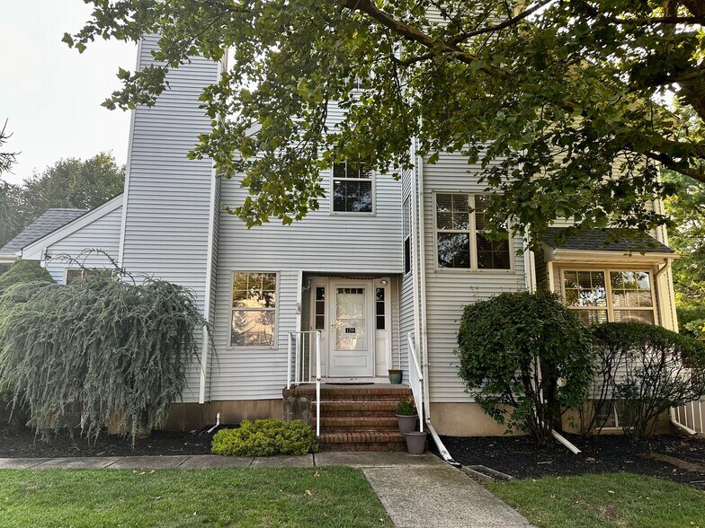 Building Photo - 170 Salem Rd
