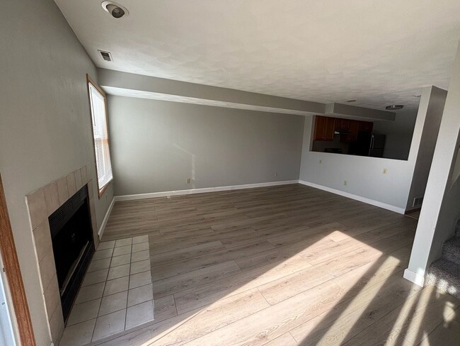 Building Photo - 2 Bedroom 1.5 Bath Spacious Townhome