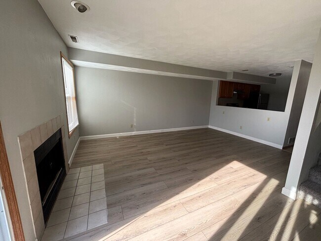 Building Photo - 372 Amphitheater Dr