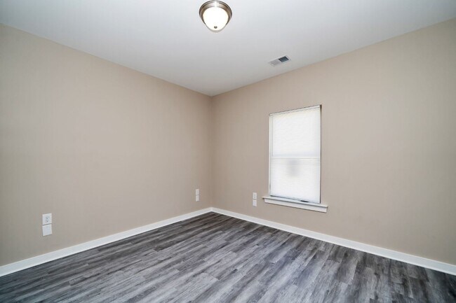 Building Photo - 5525 Blue Jay Cir