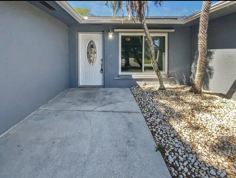Building Photo - 1608 Amberlea Dr N