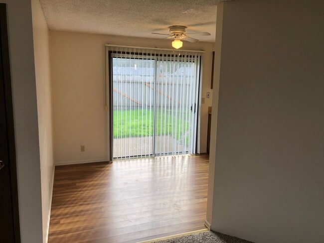 Building Photo - Great 2 bedroom 1 bathroom duplex in Springfield! MOVE IN SPECIAL!