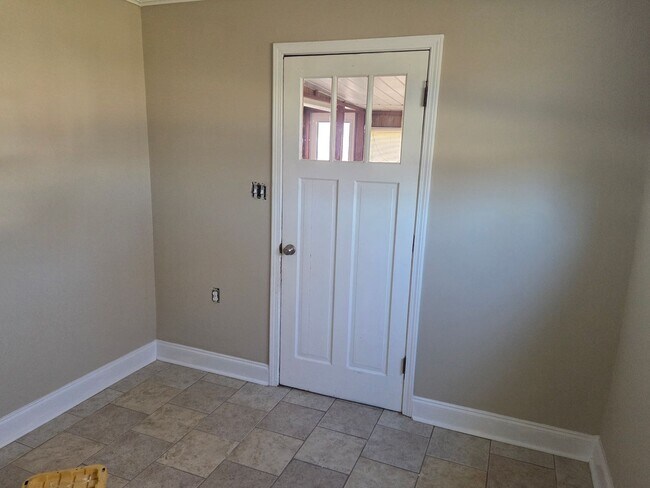 Building Photo - 3bedroom 1bath Ranch style home on level lot one story