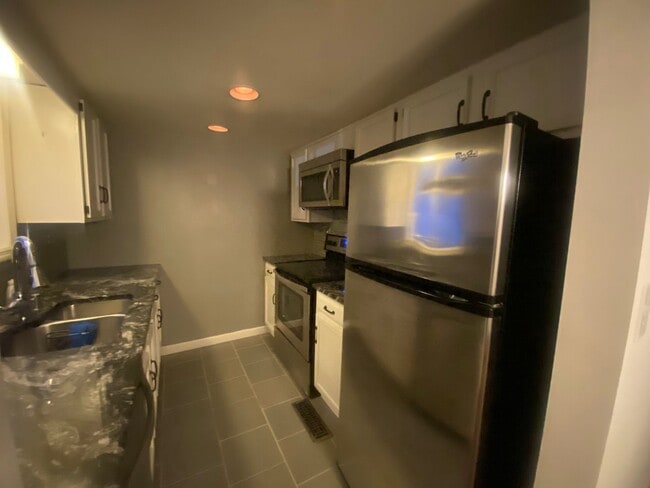 Building Photo - 103 Cooper Place - 2 Bedroom - 2.5 is a St...