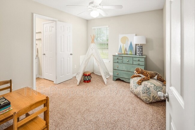 Building Photo - 9803 Risky's Ranch Dr