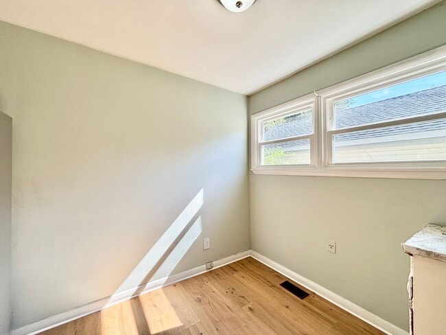 Building Photo - Charming 3-Bedroom Duplex Unit in Norfolk