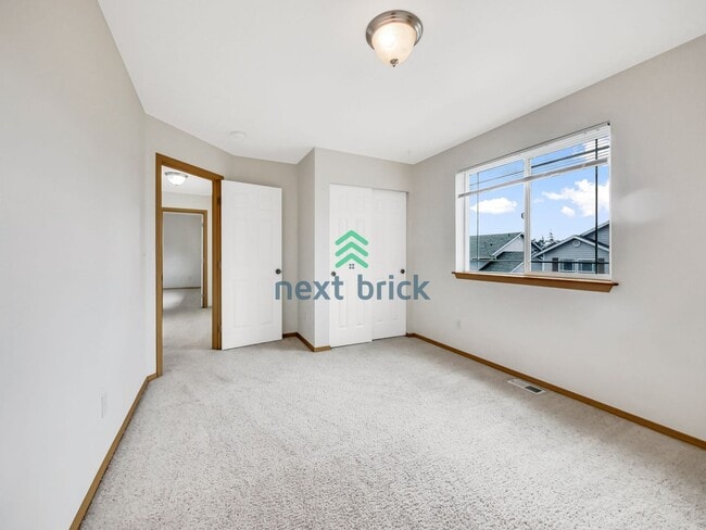 Building Photo - 4 Bed and 2.5 Bath Single-family Home Avai...