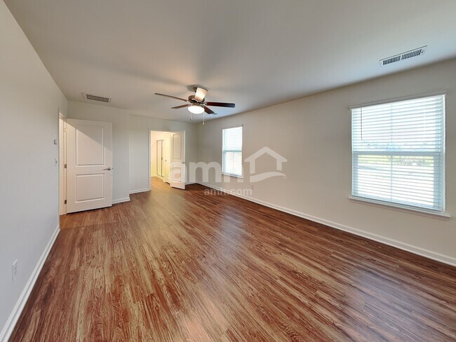 Building Photo - 548 Larragan Dr