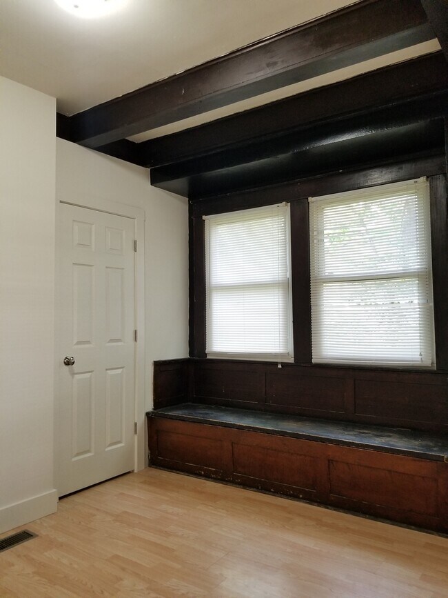 Building Photo - ***AUGUST 2027*** 5 Bed 3 Bath House Downtown