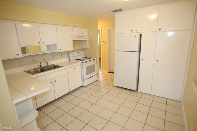 Building Photo - 2 br, 1 bath House - 114 S C Street