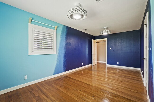 Building Photo - 5319 Saxon Dr