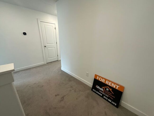 Building Photo - 4 Bedroom 3 Bath 2200 Sq ft Home 2 Car Garage.