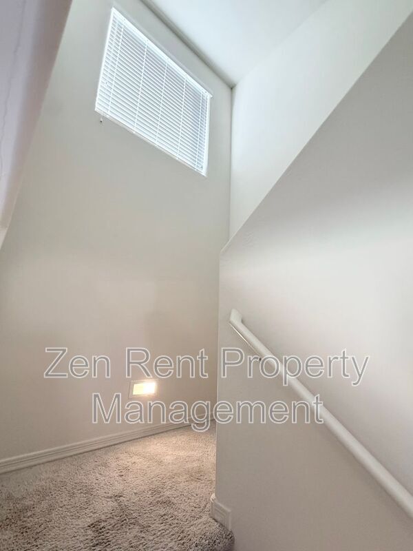 Building Photo - 32209 Daylight Dr