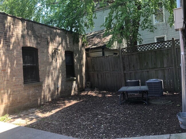 Building Photo - 1032 W Oakdale Ave