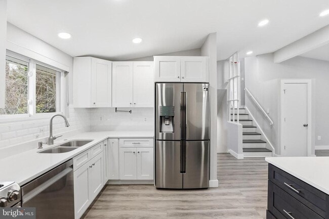 Building Photo - 6616 Beverly Ave