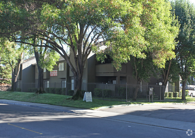 Primary Photo - Riverwood Apartments