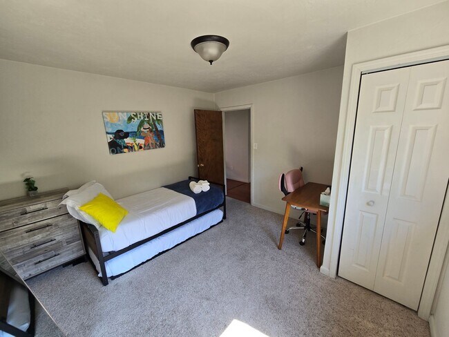 Building Photo - Stunning 4Bed 2bath House in Point Breeze!...