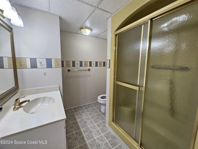 Building Photo - Coastal Paradise Awaits: Elegant 2-Bed, 2-...