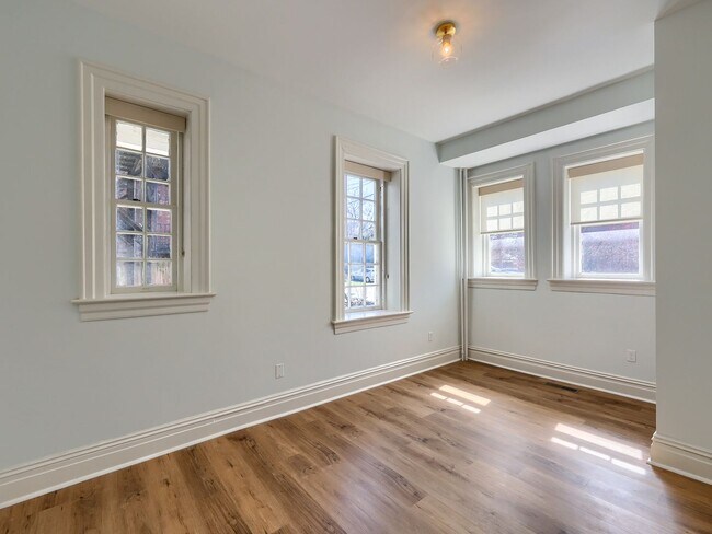 Building Photo - 1701 N Front St