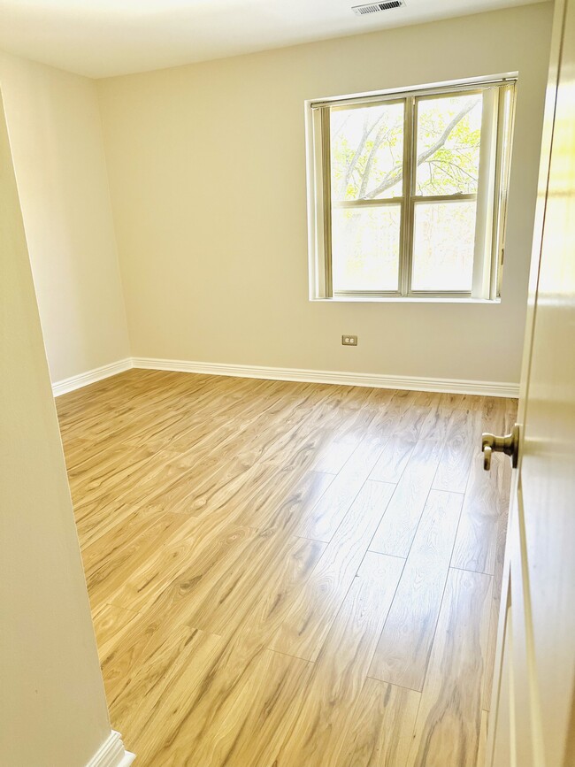 Building Photo - 57 E Hattendorf Ave