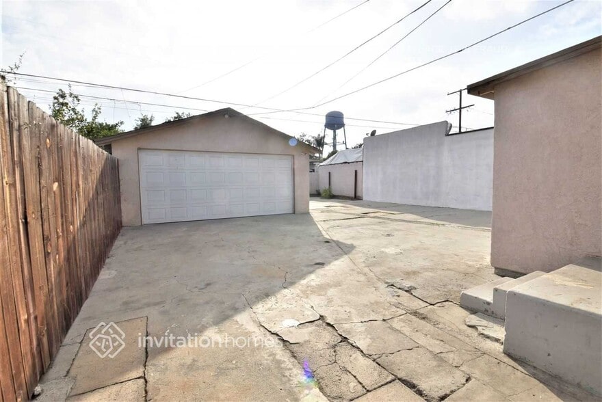 Building Photo - 2640 E 110th St