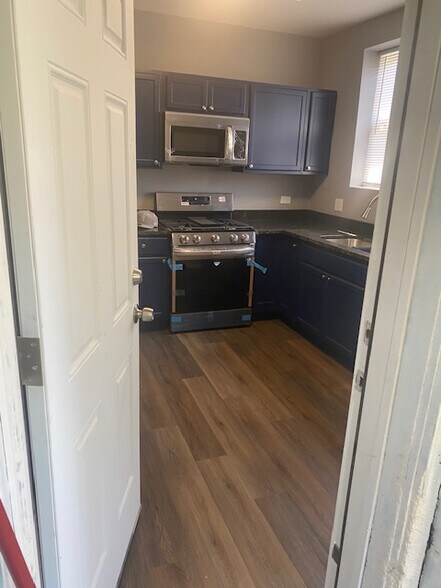 Building Photo - 7940 S Kingston Ave