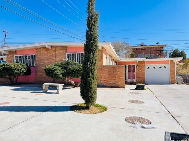 Building Photo - Westside 3 Bedroom 1.75 Bath