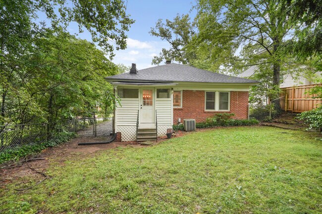 Fenced backyard - 1858 Lyle Ave