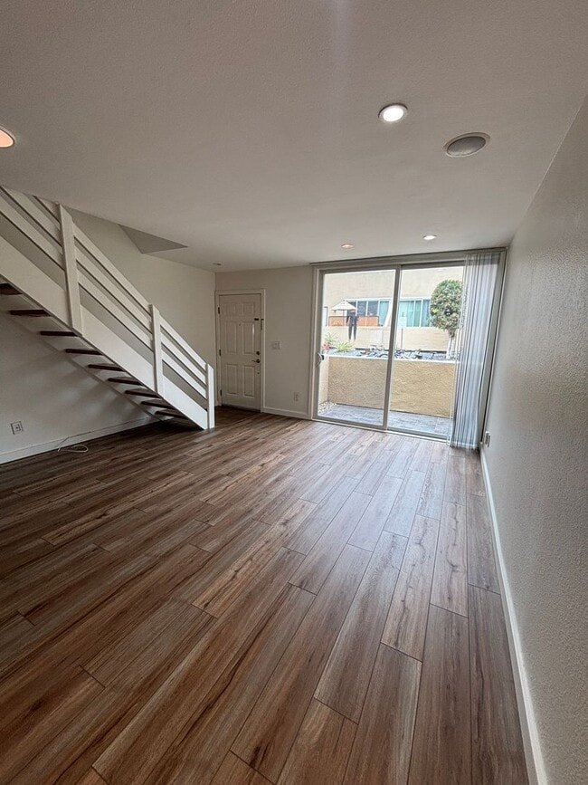 Building Photo - Spacious 2 Bedroom, 1.5 Bath Two-Story Townhome in Clairemont