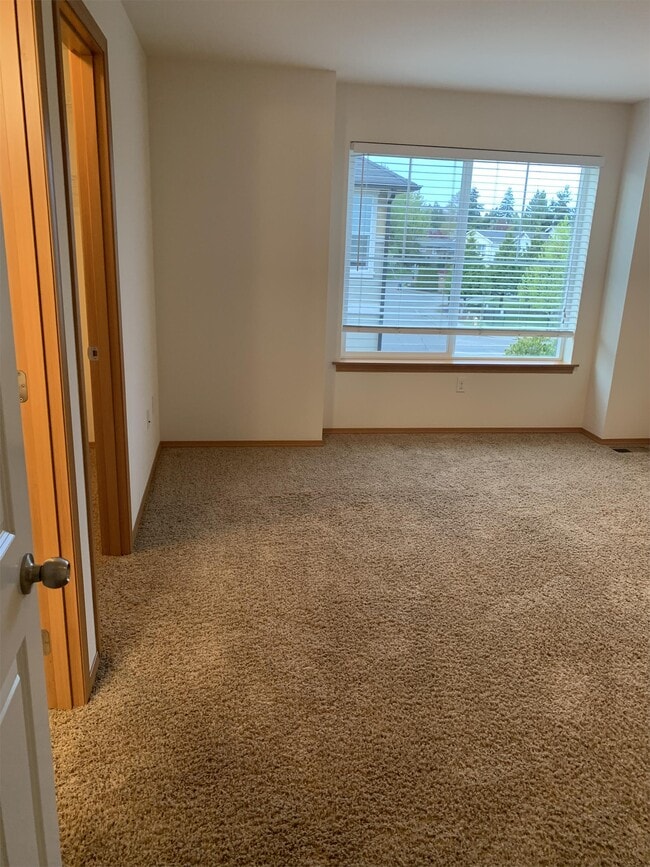 Building Photo - 9515 Holly Dr