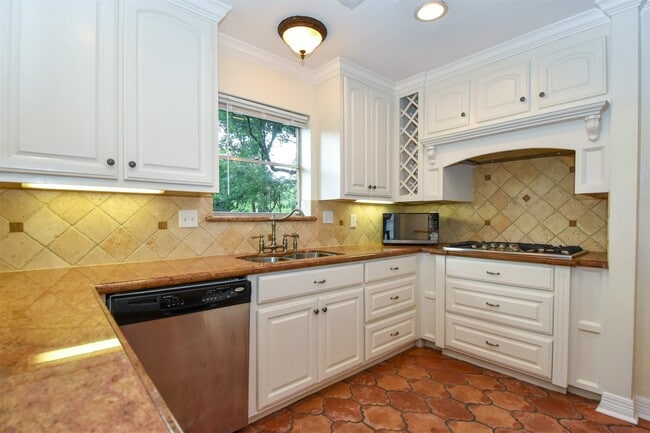 Building Photo - 18603 Point Lookout Dr