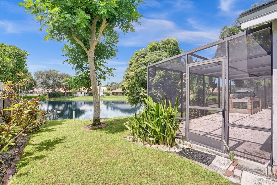 Building Photo - 8820 Woodside Ct