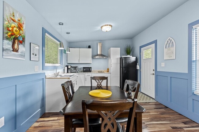 Building Photo - 2110 Las Flores Ln